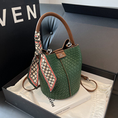 百搭时尚 手提菜篮子女2026春季 通勤菱格水桶包编织简约单肩斜挎包