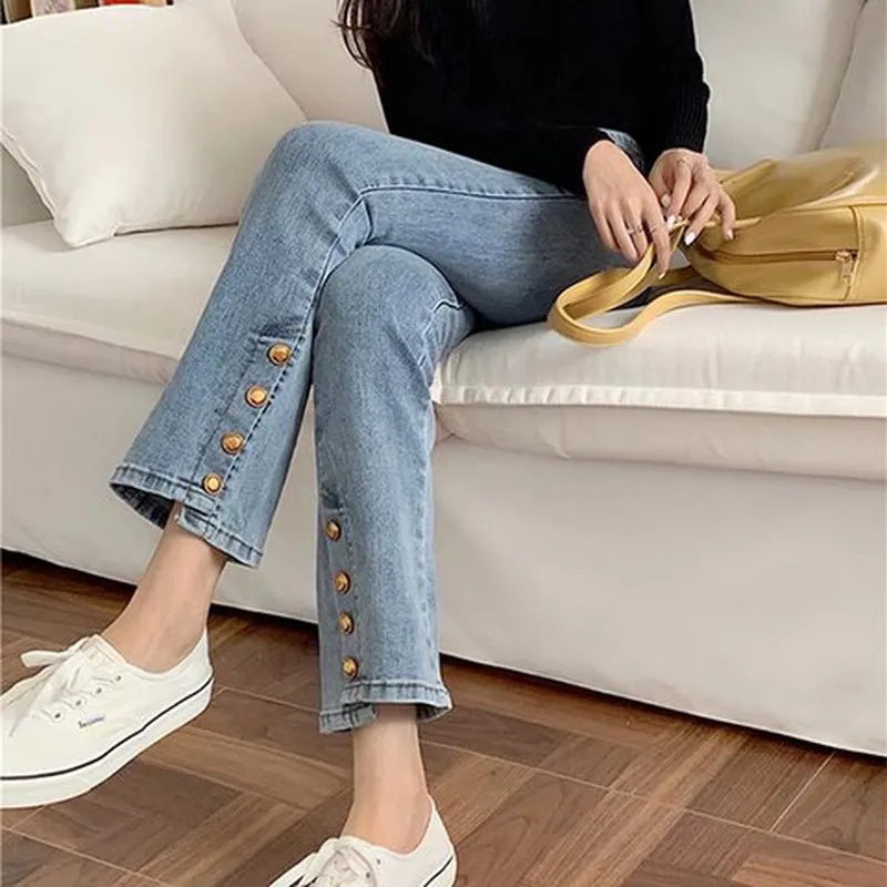 胖妹妹牛仔裤显瘦不规则裤子女排扣春秋微喇mm大码设计感小众高腰