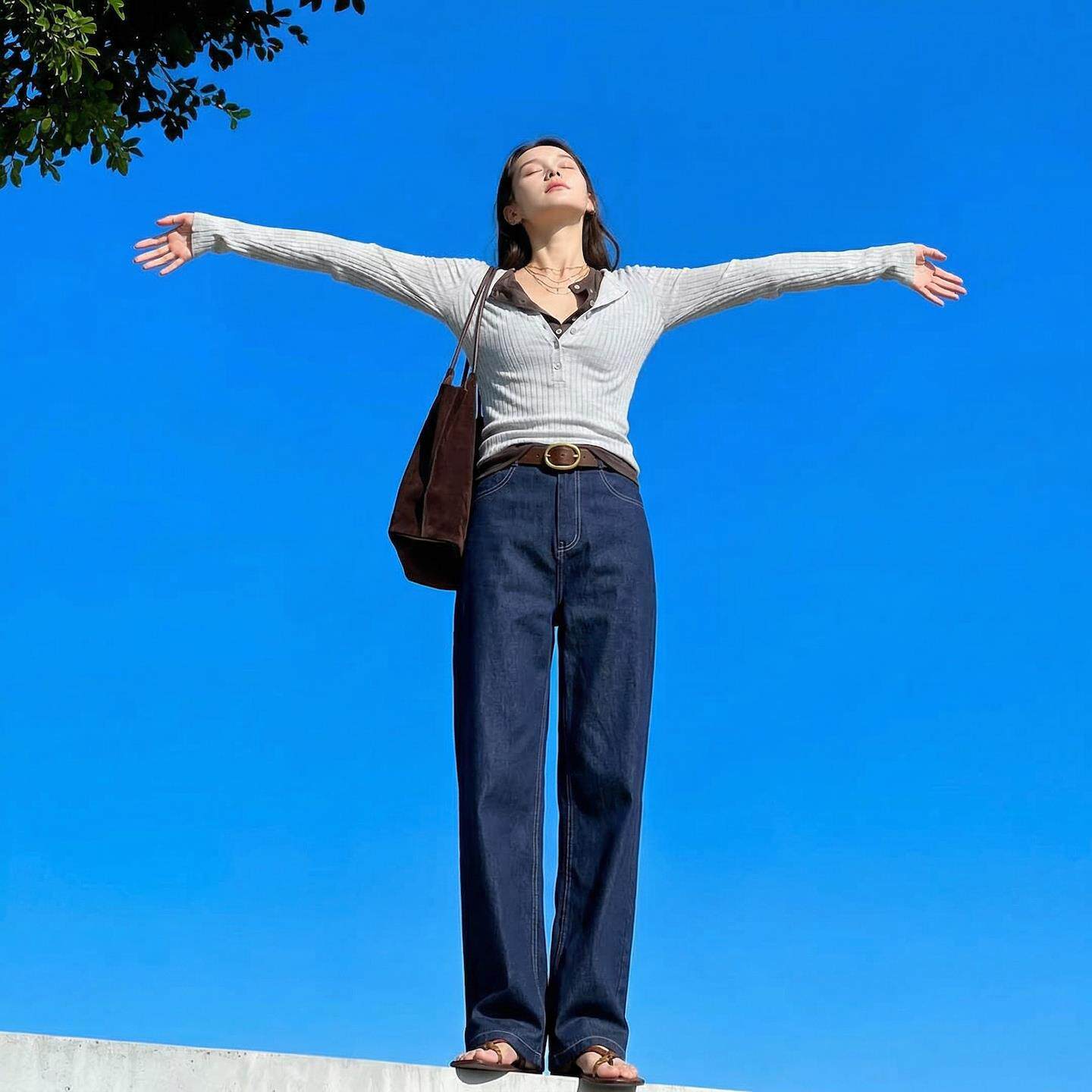 巨好看垂感深蓝色直筒牛仔裤女春秋新款高腰显瘦高级感窄版阔腿裤