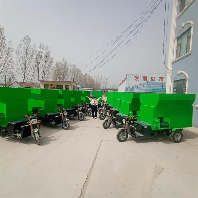 牛羊殖喂料车柴油三轮撒料机 25养马五方CVC撒力草车 双出料口设