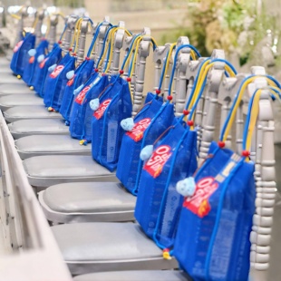 蓝色网布单肩收纳袋大容量幼儿园学生宿舍衣服挂式书本试卷可