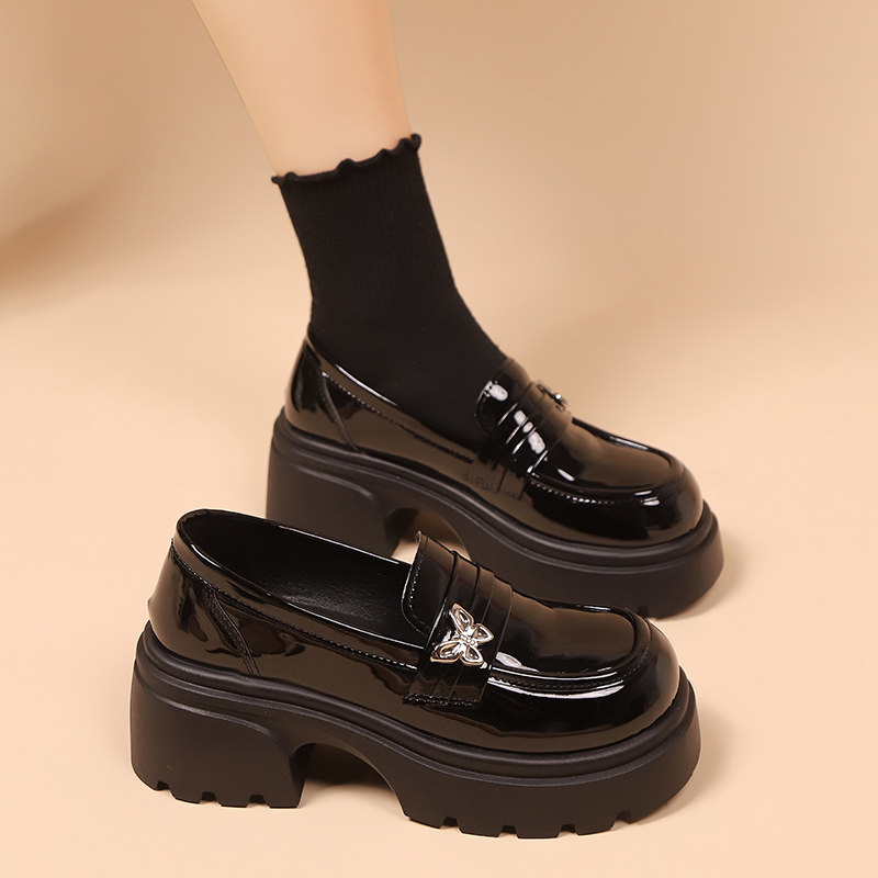 英伦风小皮鞋女粗跟2026春季新款蝴蝶扣厚底亮面制服乐福单0130w