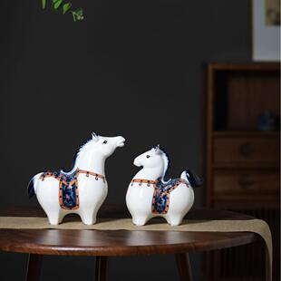 冰裂纹青花陶瓷青梅竹马摆件创意家居装饰客厅酒柜书桌生肖马摆件