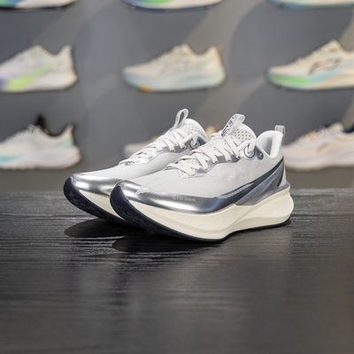 李宁正品赤兔8 PRO女子反光轻量高透气回弹运动跑步鞋ARPV016-3