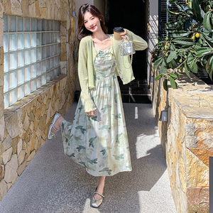 浅绿色针织开衫碎花吊带连衣裙女夏2025新款独特漂亮两件套清纯系图片