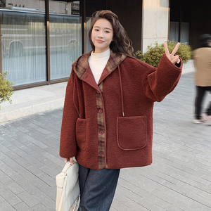 酒红色格子拼接宽松连帽羊羔毛短外套女冬季新款加厚皮毛一体棉衣图片