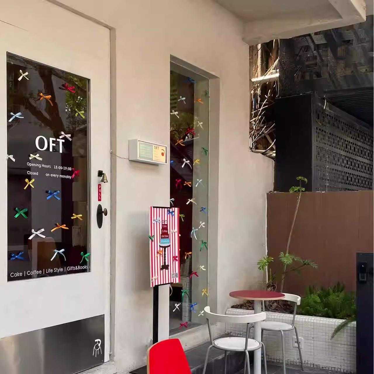 新款蝴蝶结装饰墙上多巴胺服装店美甲店铺玻璃门橱窗场景布置贴纸