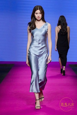 南油高端醋酸褶皱背心连衣裙女2025新款夏季修身气质高级感长裙