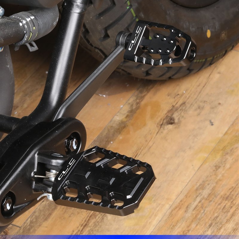 适用于春风450CLC改装前脚踏加大垫加宽铝合金搁脚踏板防滑脚蹬