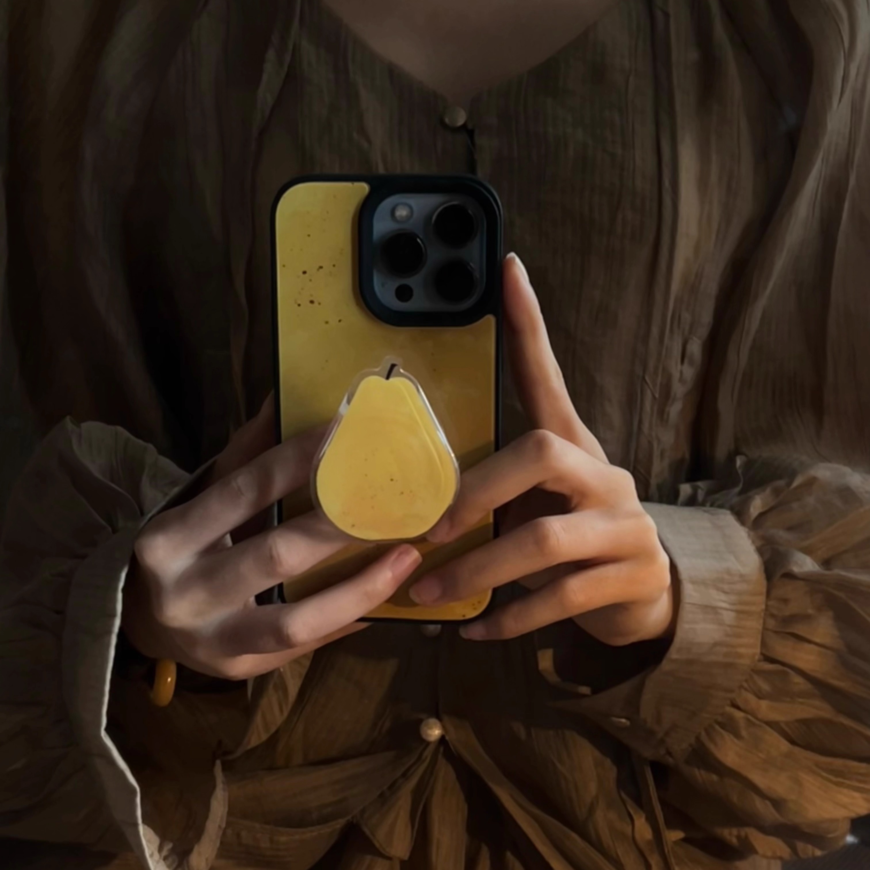 叶菽原创定制《梨》水果新中式国风小众高级感液态玻璃镜面适用苹果17/16/13/14/15promax不撞壳趣味黄手机壳