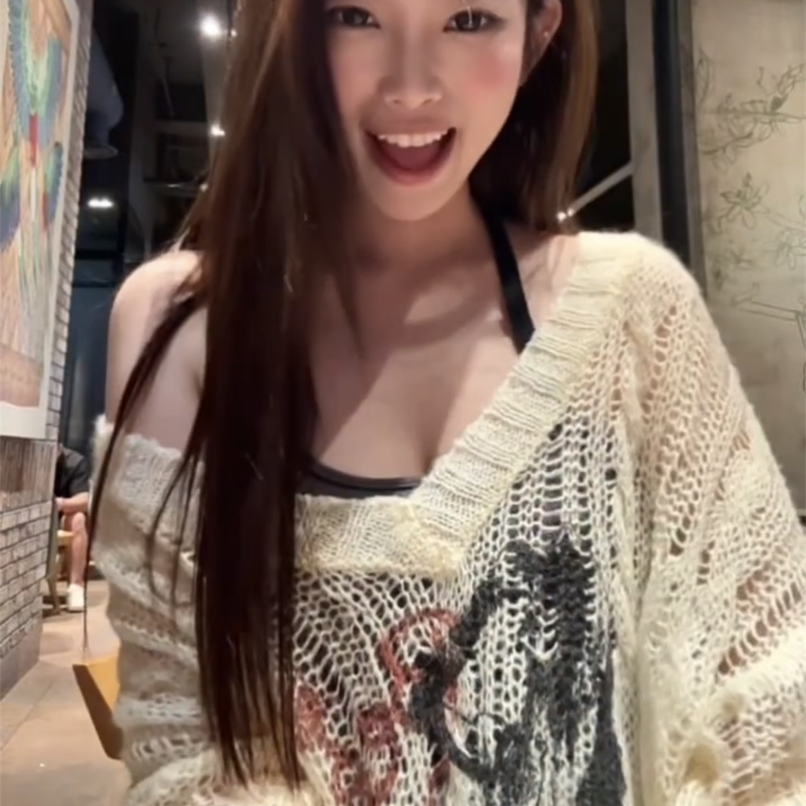 慵懒风V领镂空破洞针织毛衣外套