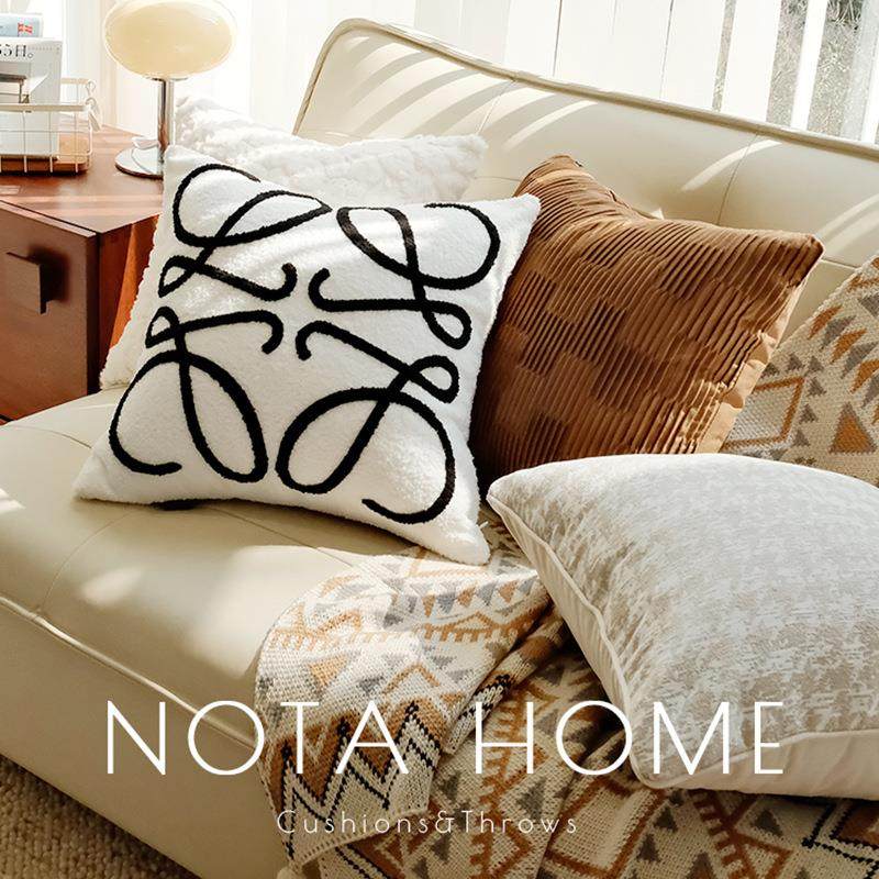 法式抱枕轻奢客厅沙发靠枕女生睡觉毛绒靠垫柔软奶油风抱枕套含芯