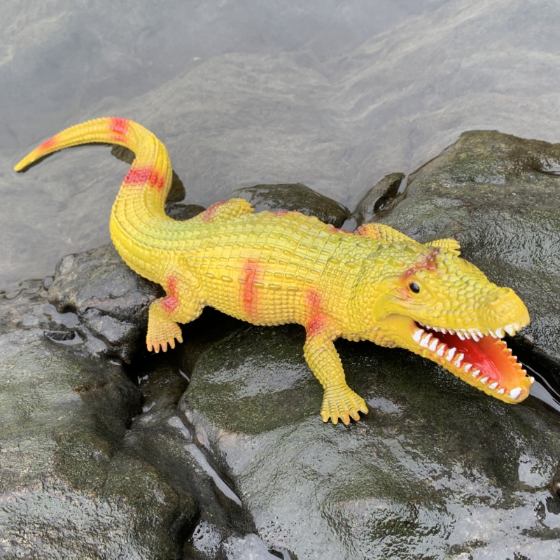 鳄鱼捏捏叫发声吓人假爬行动物