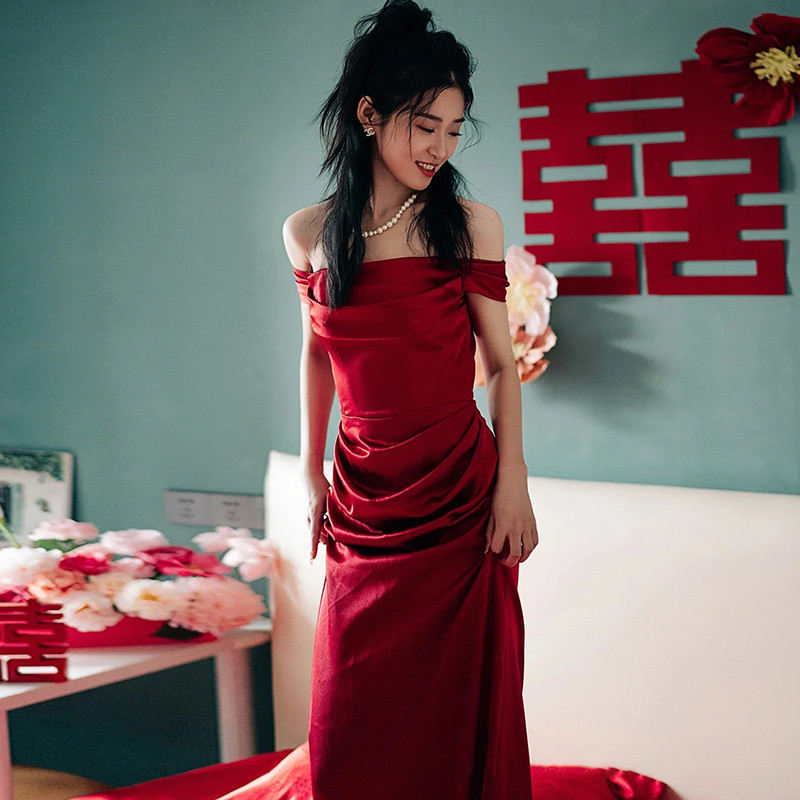 新品一字肩缎面敬酒服新娘酒红色结婚晚礼服法式气质名媛宴会拖尾