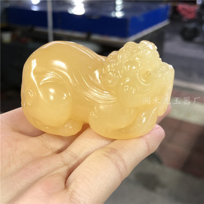 天然黄玉貔貅貔貅米黄玉手把件手把立体雕刻小摆瑞兽玉石把玩件