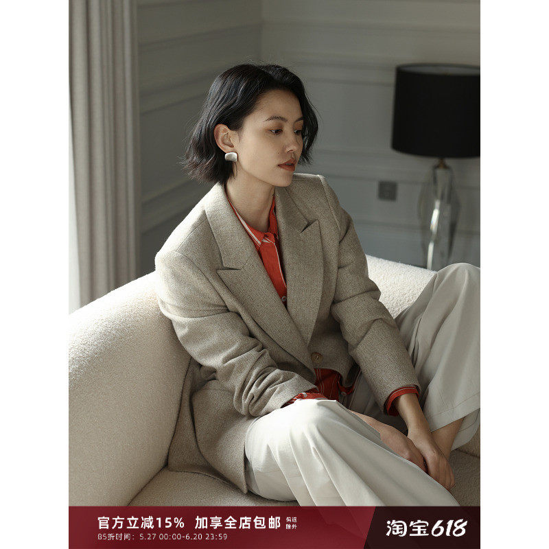 芝美日禾 助力通勤时髦高支卡其色人字纹戗驳领毛呢
