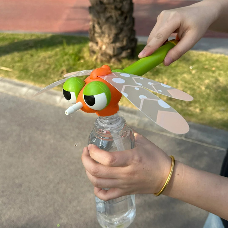 抖音蜻蜓气球抽拉式水枪儿童玩具网红呲滋喷水枪背包式打水仗神器