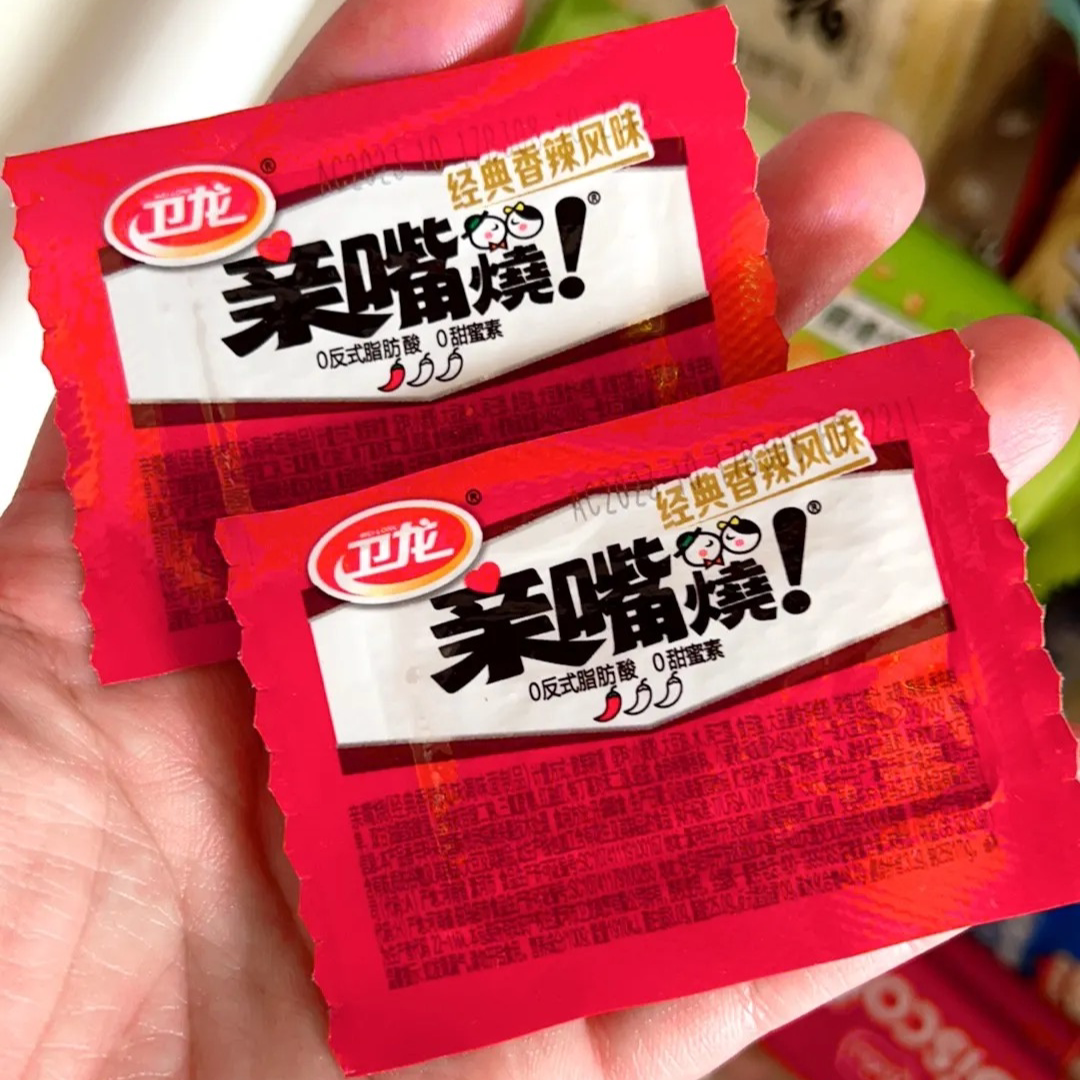 【抢】亲嘴烧辣条麻辣小吃整箱批发价辣条混搭便宜网红