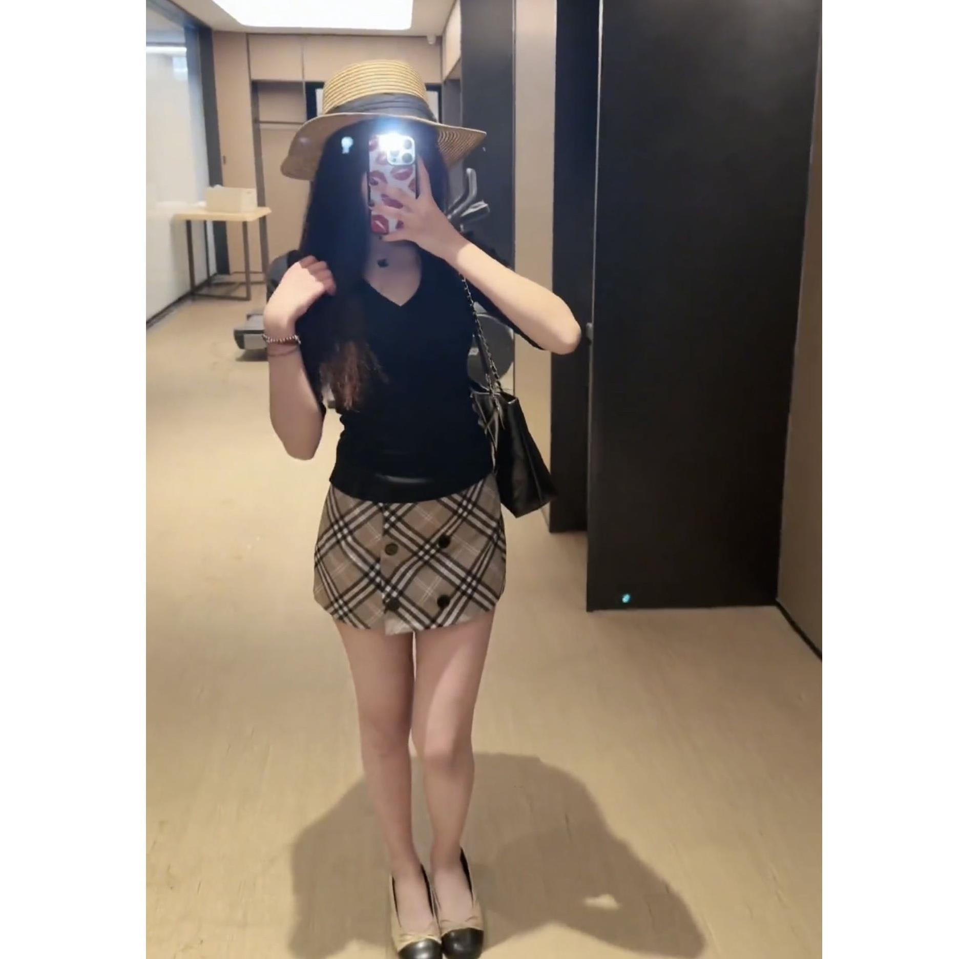 格纹半身裙女春夏季新款收腰双排扣A字短裙显瘦辣妹小众百搭裙子