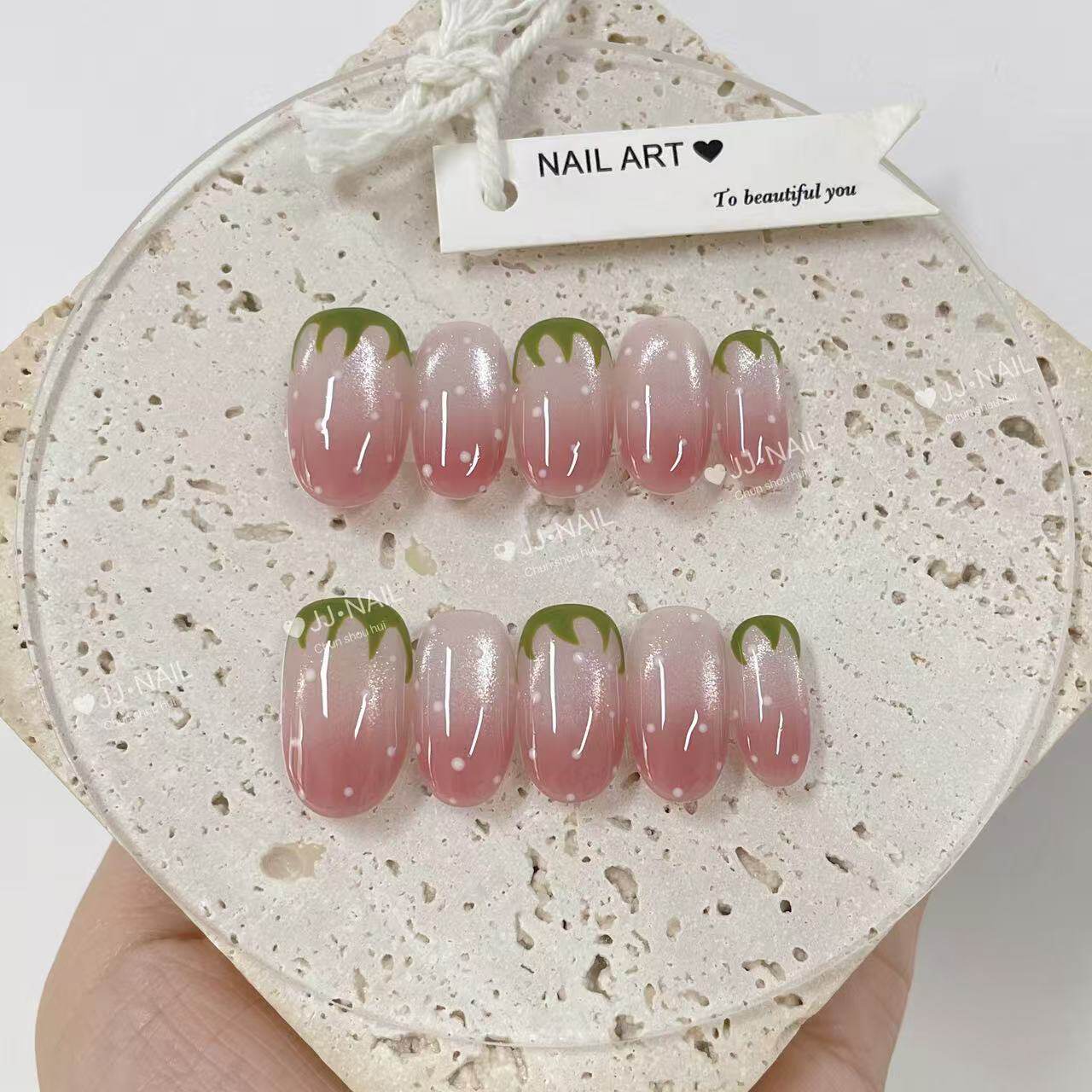 手工粉色渐变草莓穿戴甲显白