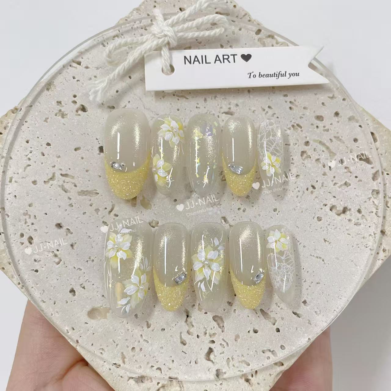 法式短款花朵亮片显白美甲贴片