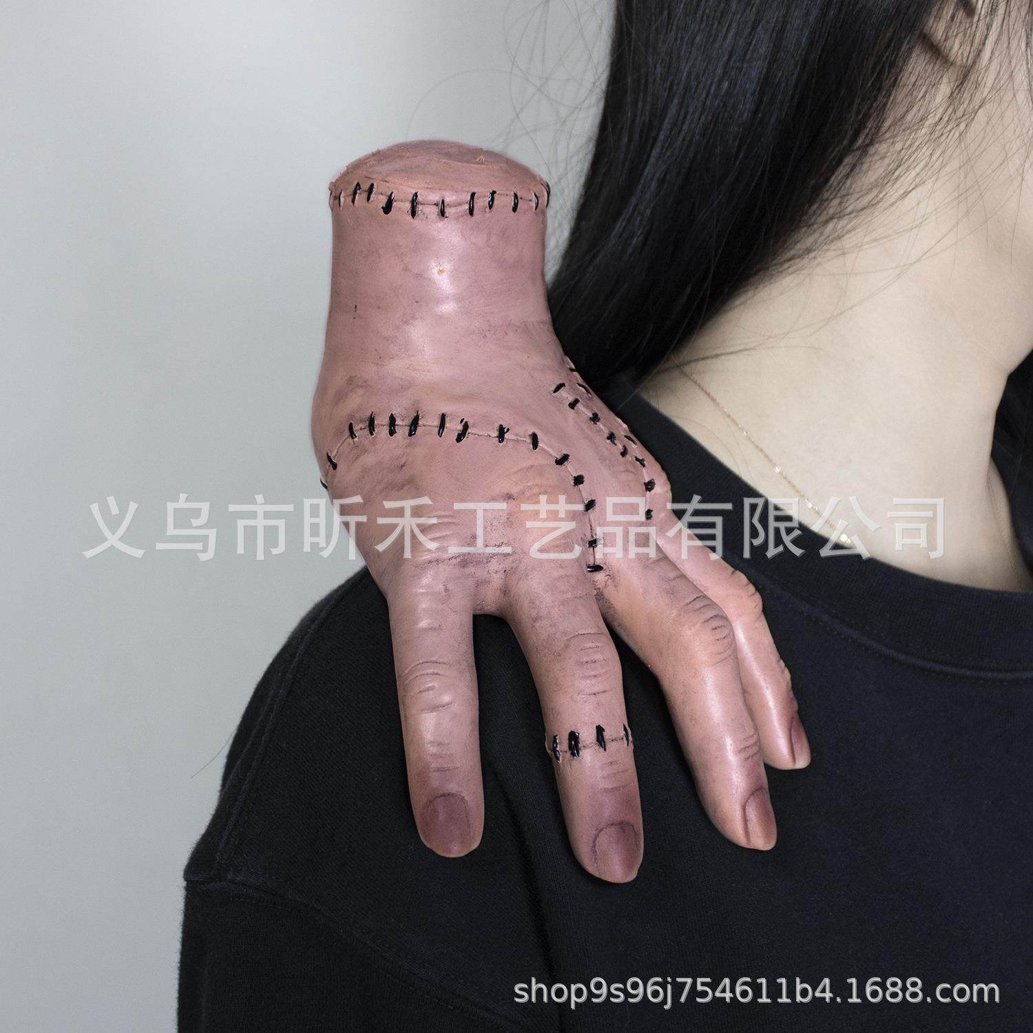 星期三亚当斯一家thin管家万圣节搪胶断手摆件星期当管家模型玩具