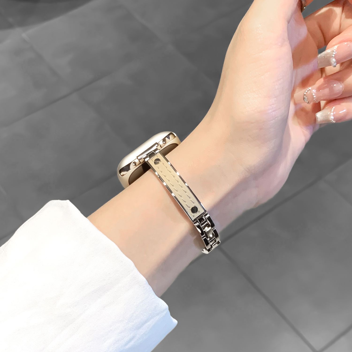 适用ApplewatchS11表带苹果S10手镯iWatch9/8金属皮质高级女表链