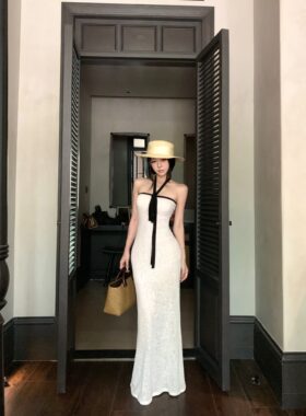 辣妹风白色挂颈抹胸洋装女夏季修身收腰无袖裙子凸显身材包臀长裙