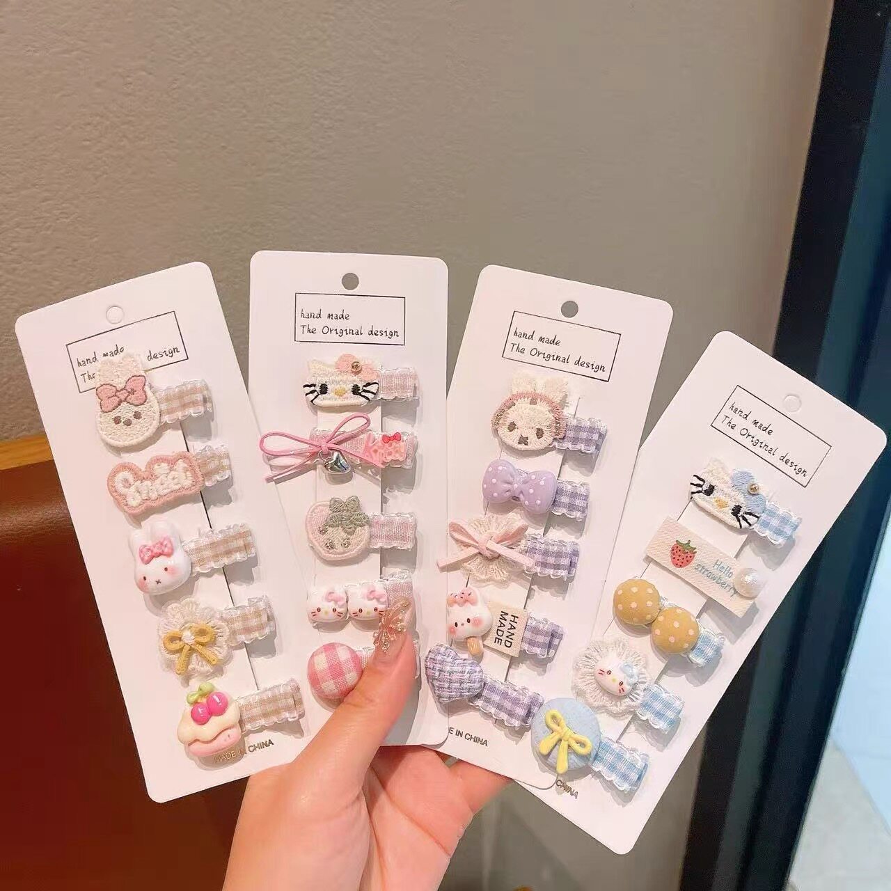 可爱卡通发夹女童儿童蝴蝶结小号发饰不伤头发夹子头饰女童格纹女图片