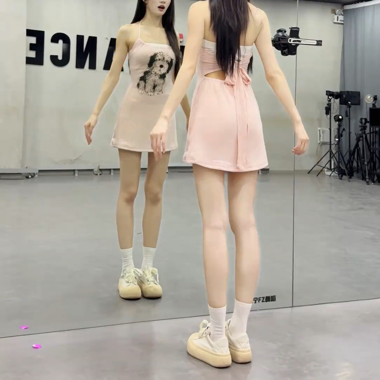 甜心辣妹小狗印花针织挂脖连衣裙连衣裙