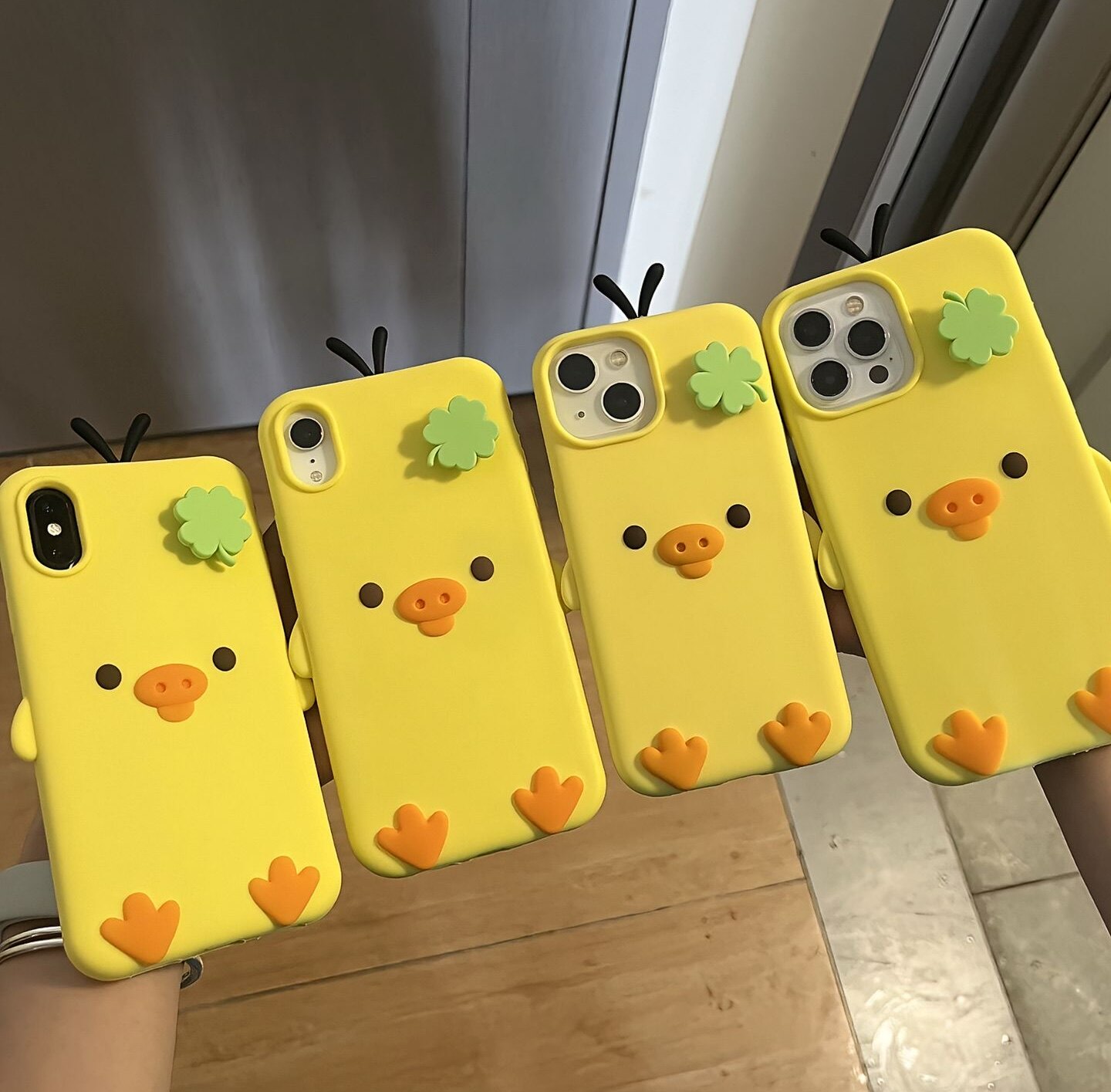 新品创意旋转幸运四叶花鼻孔鸡iPhone16pro手机壳15141312软壳