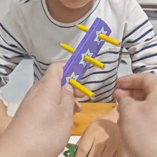 新款趣味玩具简单魔术玩具表演笔穿硬币铅笔穿币笔穿三洞魔术道具