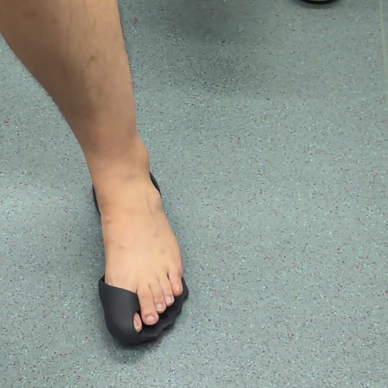 个性设计小众简约EVA平底露趾光脚鞋黑色裸感薄底凉拖沙滩鞋