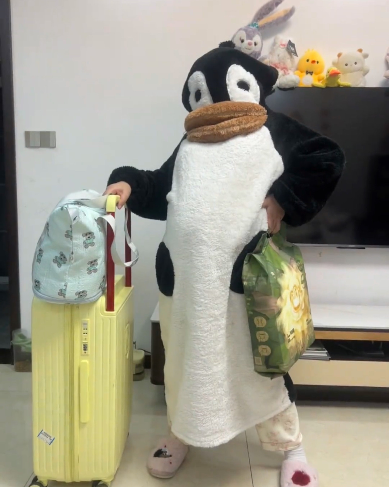 秋冬季2025新款黑白家居服睡袍可爱少女搞怪企鹅珊瑚绒连帽睡衣女