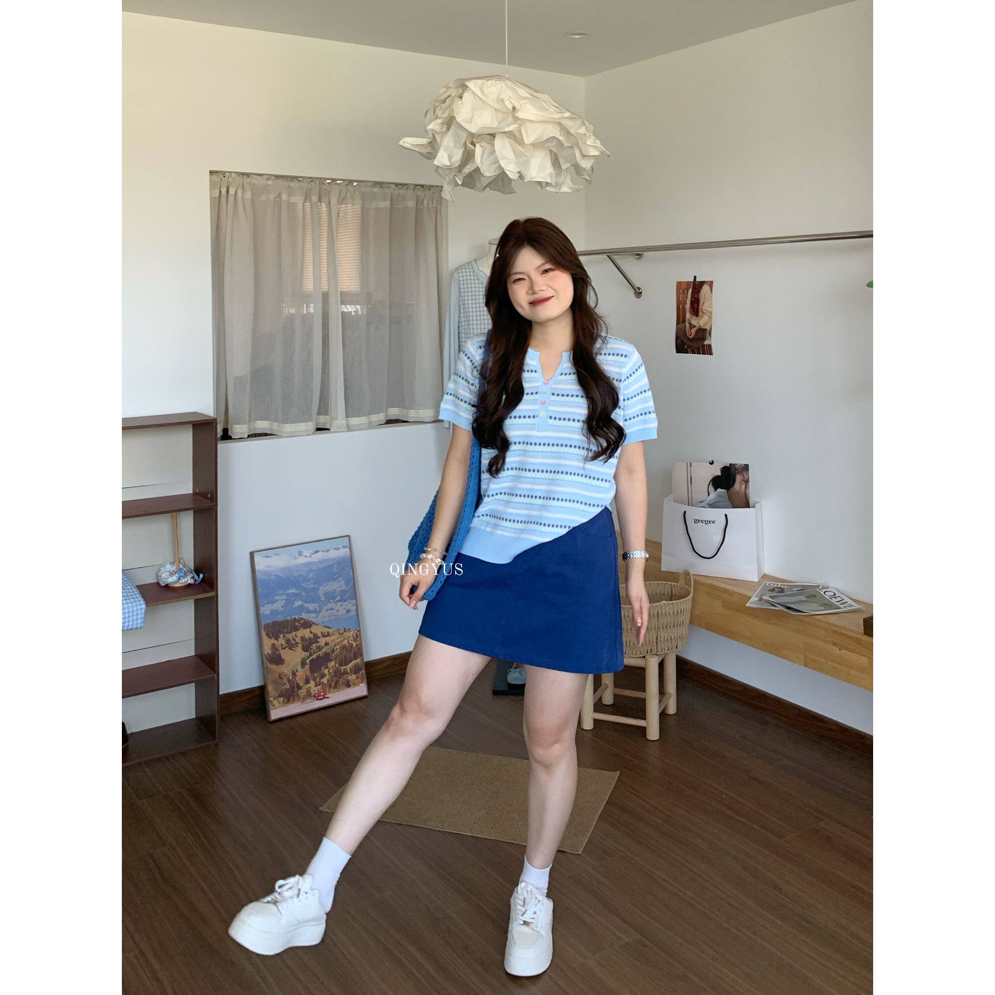 青屿衫-微胖夏季大码韩系甜美少女风彩色条纹纽扣薄款冰丝针织衫
