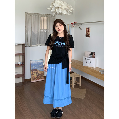 青屿衫-微胖夏季大码韩系设计感不规则字母印花绑带正肩短袖T恤女