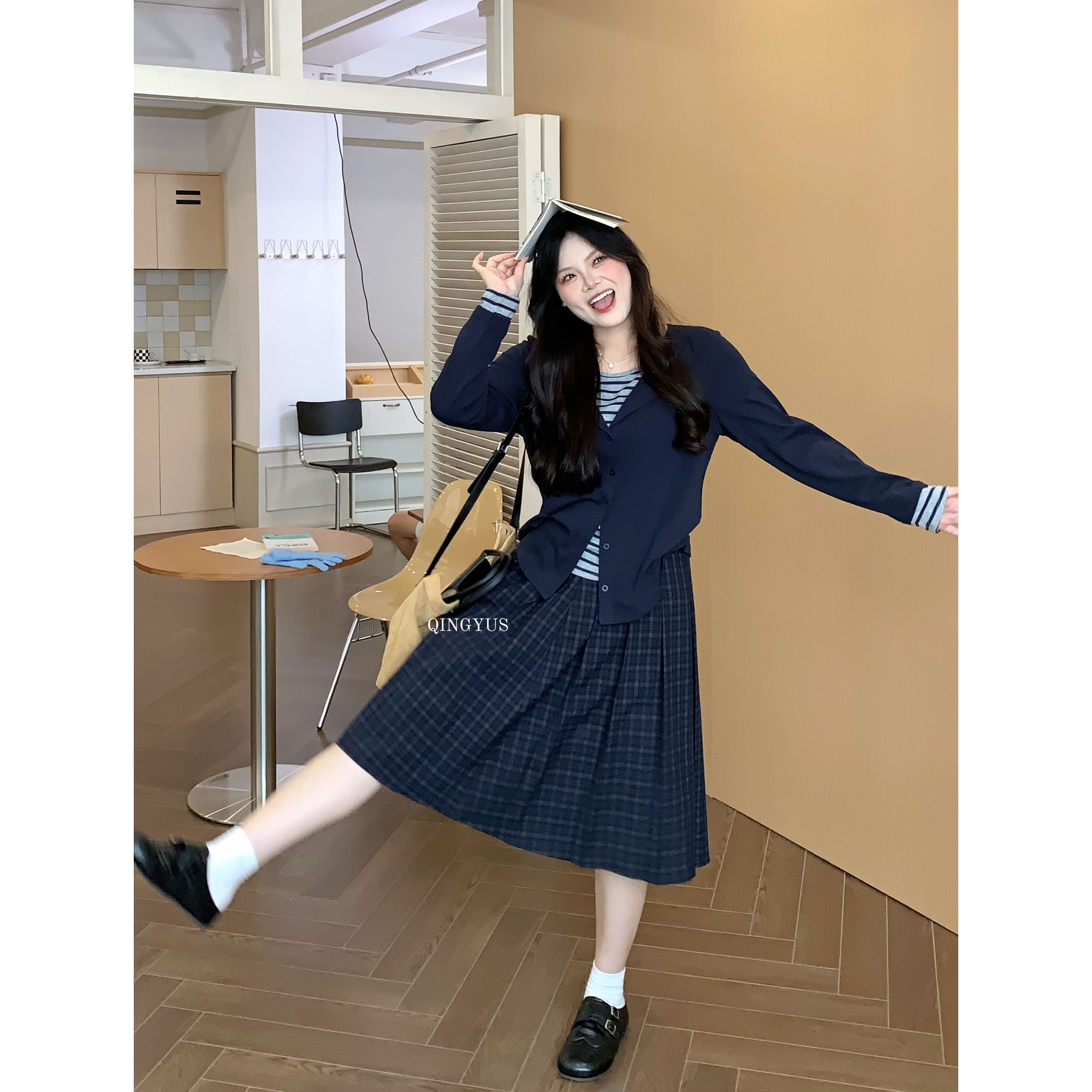 青屿衫-微胖大码早秋季韩系减龄撞色条纹拼接假两件正肩长袖T恤女