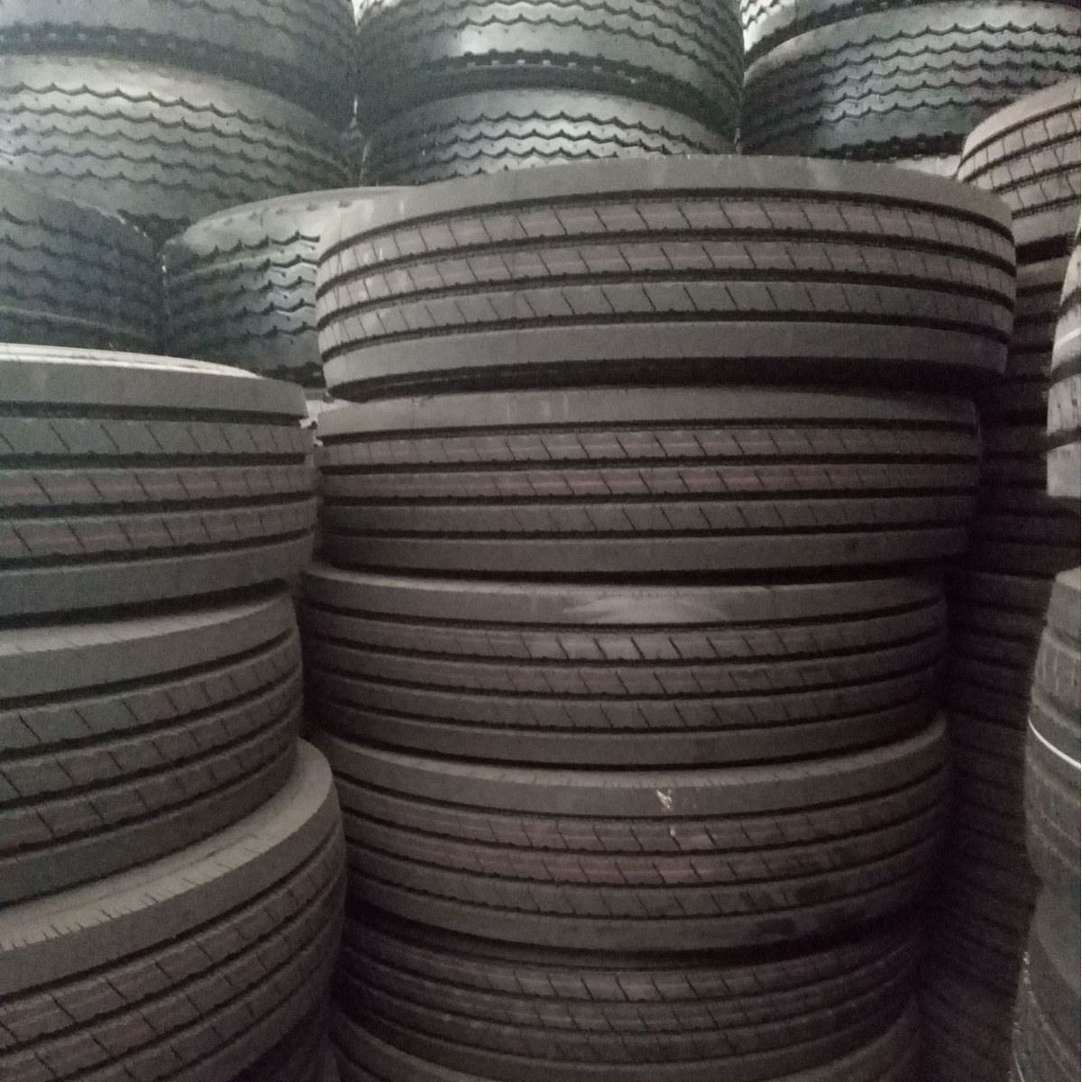 厂家大量出口 现货 11R22.5 卡车载重全钢丝轮胎 DOT认证