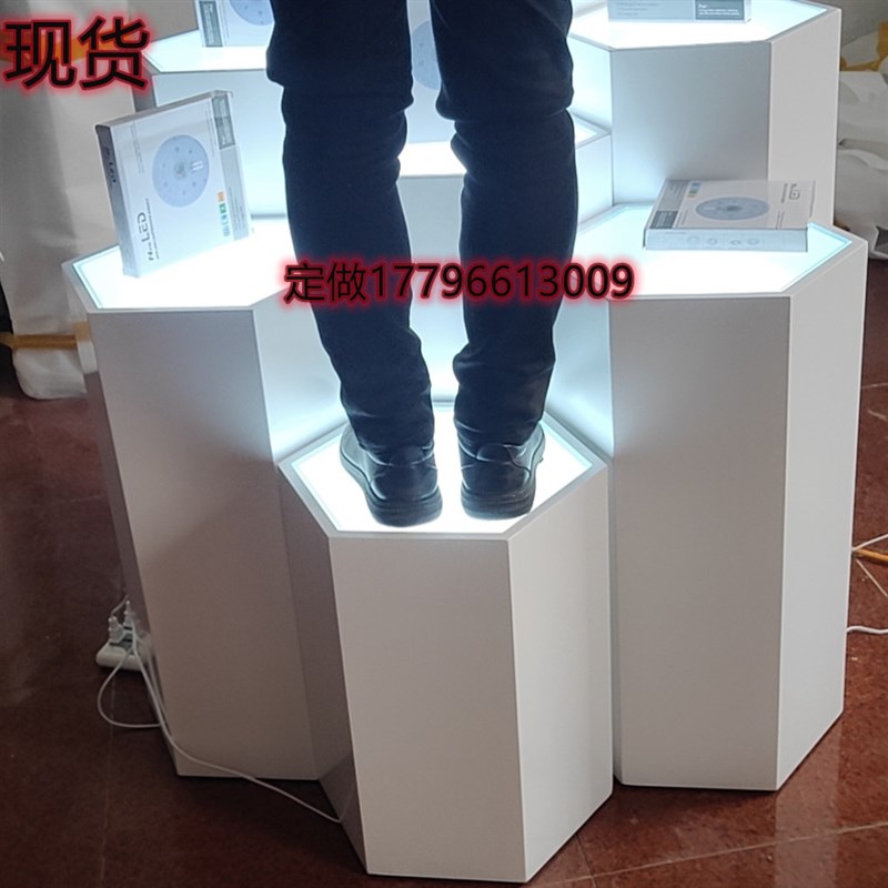 现货烤漆六角展示台精品智能锁无人机飞机模型展台产品菱形展示柜图片