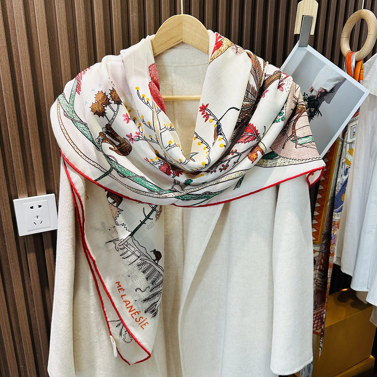 秋冬季真丝羊毛大方巾女高端手卷丝羊毛围巾披肩双面印花原始森林