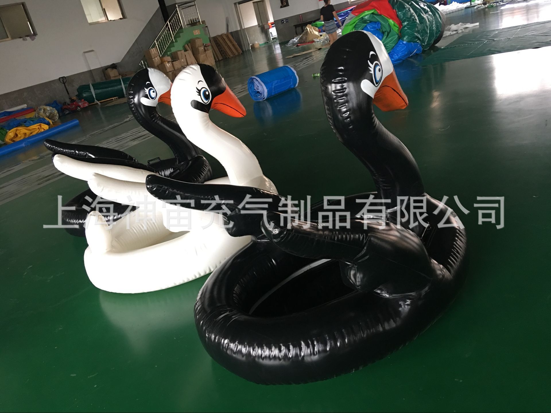 水上黑天鹅 黑天鹅白天鹅充气浮排水上浮排大型水上乐园加厚的材