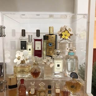 大号阶梯形有门香水架防尘香水展示箱F亚克力护肤品透明桌面收纳