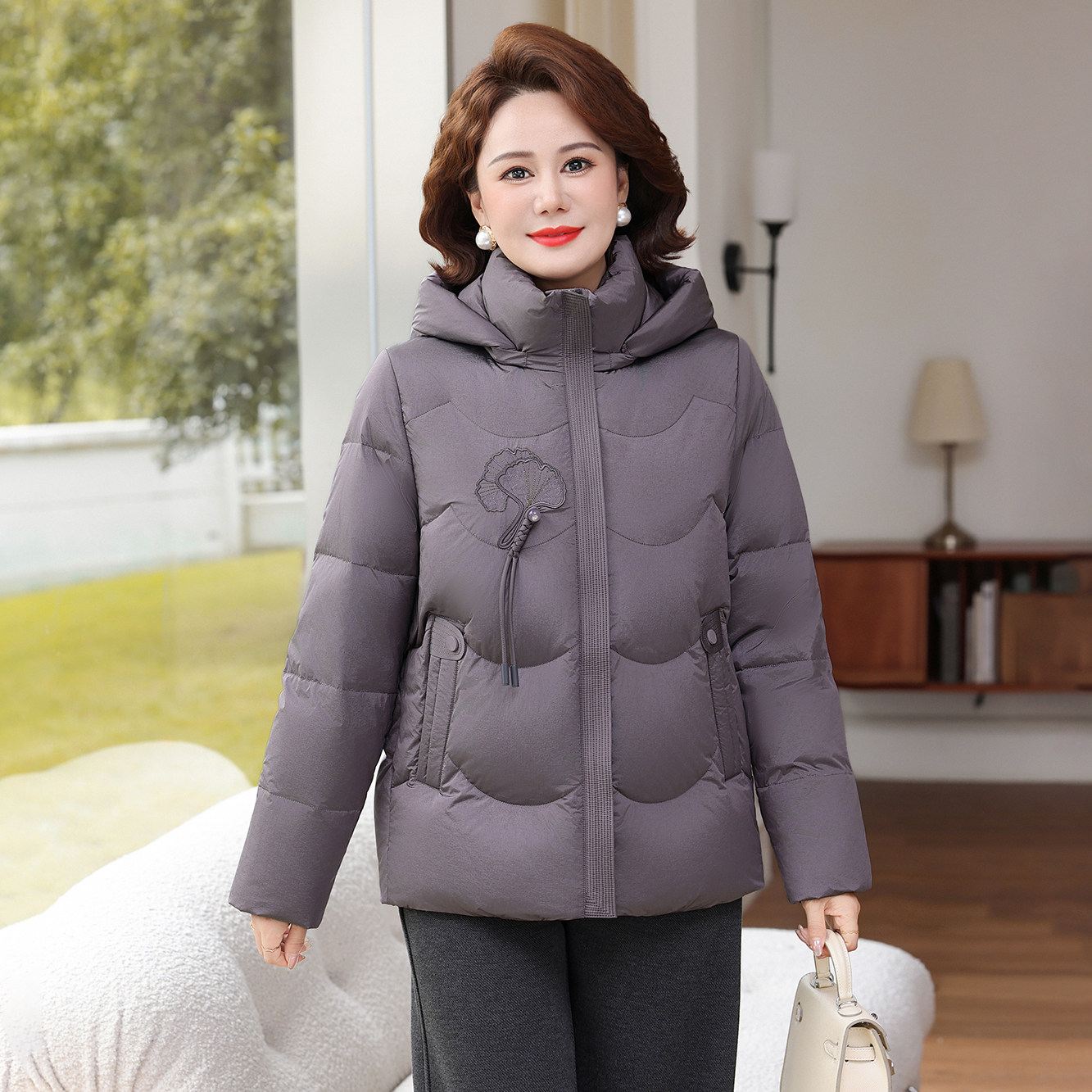 雪中飞妈妈装新中式刺绣羽绒服