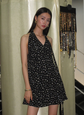 ARCHEDMOON 黑色碎花挂脖露背无袖连衣裙设计感小众a字短裙子女夏