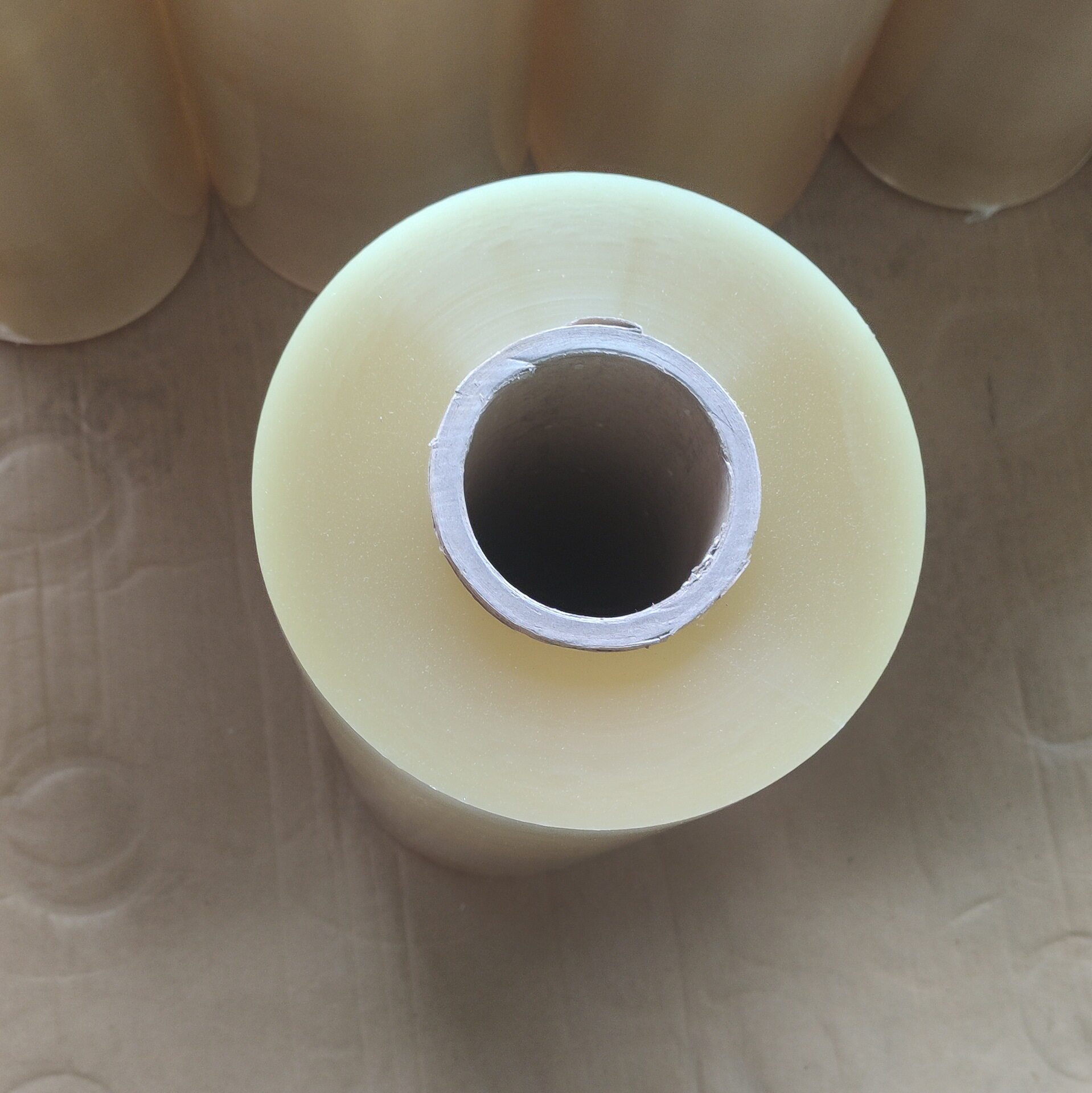 PVC保鲜膜食品级大卷2千米外贸出口可定保鲜膜45x2000m厂家直销