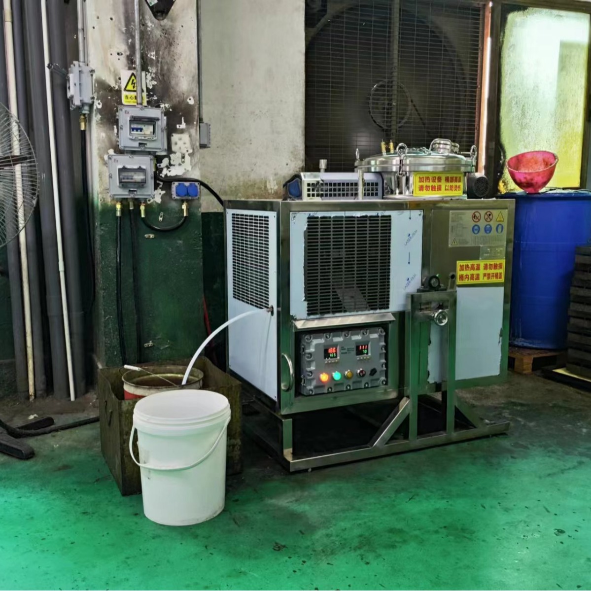 厂家供应  废溶剂回收再用   防爆碳氢溶剂回收机  防爆溶剂回收