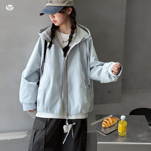 女童连帽冲锋衣外套2026秋季新款中大童爱心挂件夹克衫儿童户外服