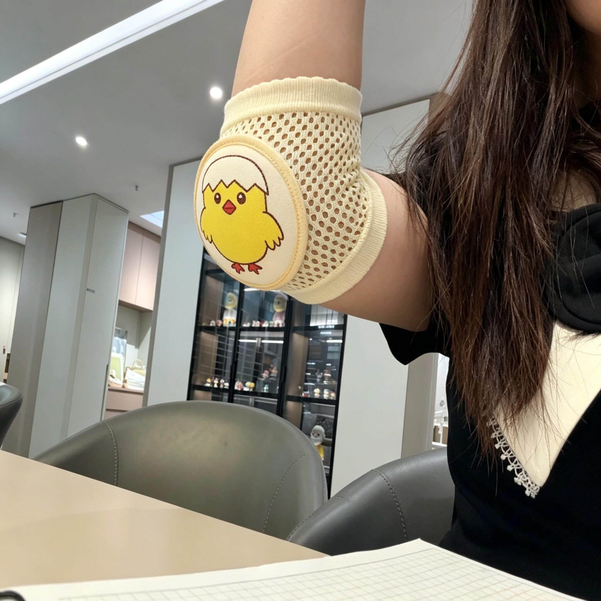 护肘关节套女士空调房夏季薄款透气办公室胳膊肘垫桌面防黑肘神器