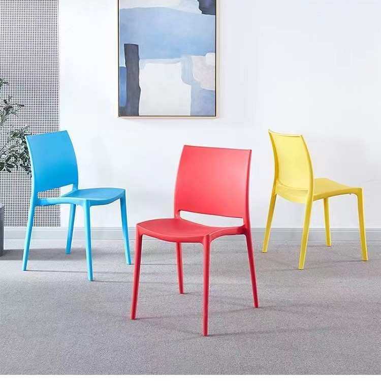 现代简约靠背椅北欧时尚成人餐厅餐椅家用休闲加厚可叠放塑料椅子