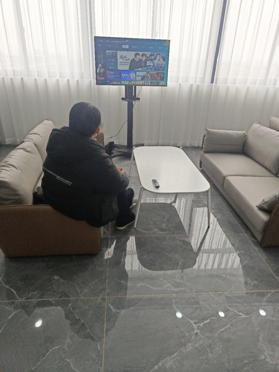 热销产品电动电视升降支架移动推车